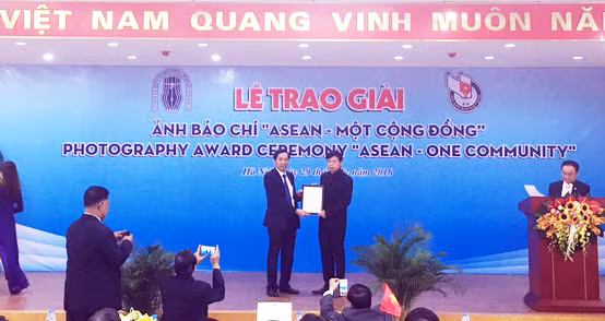 Đồng chí Thuận Hữu, Uỷ viên TW Đảng, Chủ tịch Hội Nhà báo Việt Nam, Chủ tịch CAJ nhiệm kỳ 2015-2017 trao giải Nhất cho tác giả Mongkolchai Panya Trakul ( Thái Lan).