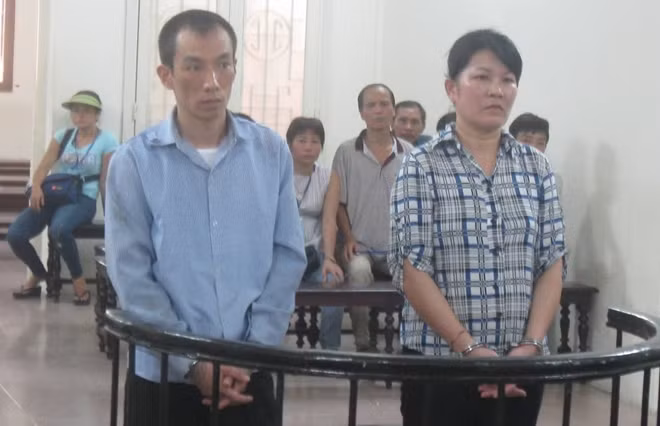 Hai bị cáo Linh và Hòa tại phiên tòa xét xử