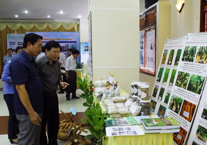 Các đại biểu thăm quan một số sản phẩm nông nghiệp trưng bày tại Hội thảo