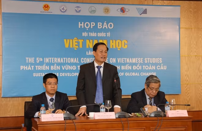 GS.TSKH Nguyễn Hữu Đức, Phó Giám đốc ĐHQGHN, Trưởng Ban tổ chức Hội thảo và các đại biểu chủ trì tại lễ họp báo ngày 8-12