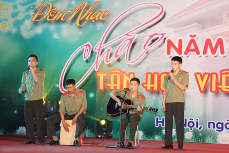 Đội văn nghệ xung kích nhà trường tham gia dạ hội.