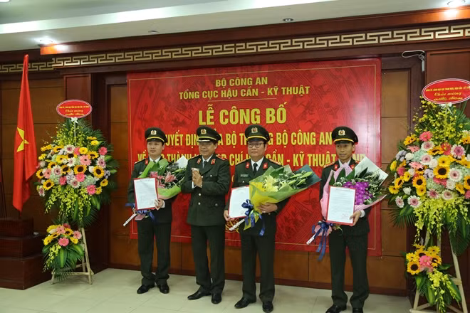 Thiếu tướng Nguyễn Văn Chuyên, Phó Tổng cục trưởng Tổng cục Hậu cần-Kỹ thuật trao Quyết định cho cán bộ, phóng viên Tạp chí