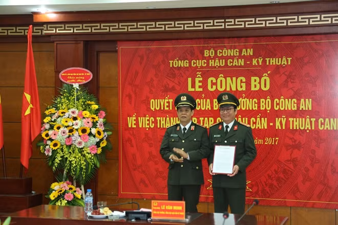 Trung tướng Lê Văn Minh, Tổng cục trưởng Tổng cục Hậu cần-Kỹ thuật trao Quyết định cho Thượng tá Phan Đình Minh