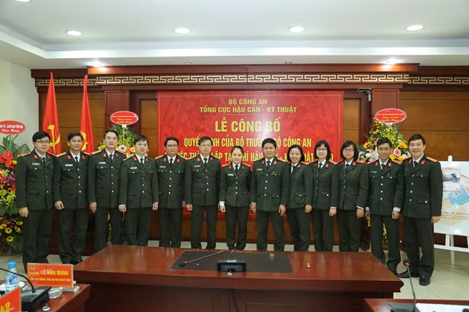 Lãnh đạo Cục Tham mưu và các đại biểu chụp với Ban biên tập, cán bộ, phóng viên Tạp chí Hậu cần-Kỹ thuật