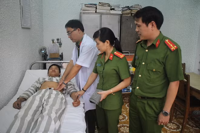 Y bác sĩ Trại tạm giam chăm lo sức khỏe cho can phạm nhân