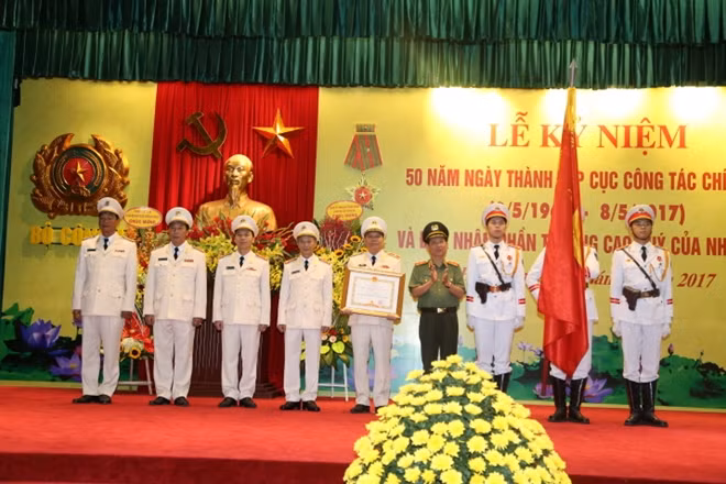 Thừa ủy quyền của lãnh đạo Đảng, Nhà nước, Thứ trưởng Nguyễn Văn Sơn trân trọng trao Huân chương Quân công hạng ba cho Cục Công tác chính trị