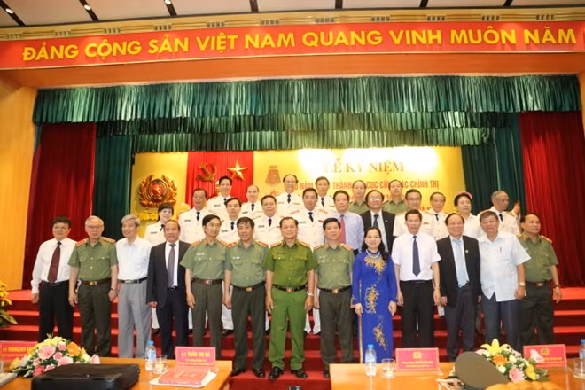 Các đại biểu tham dự buổi Lễ chụp ảnh lưu niệm