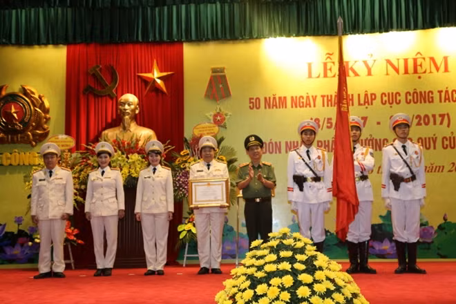 Thứ trưởng Nguyễn Văn Sơn trao Huân chương Lao động hạng ba cho Đoàn Ca múa nhạc Công an nhân dân