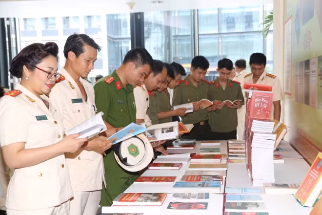 Các đại biểu thăm quan Triển lãm sách kỷ niệm 50 năm Ngày thành lập Cục Công tác chính trị