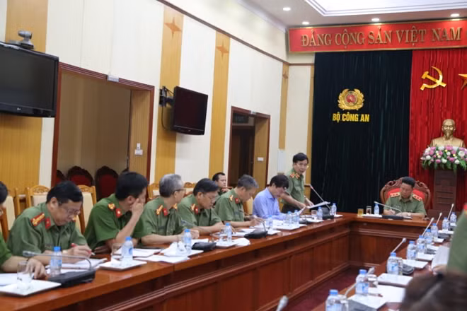 Trung tướng Phạm Quang Cử, Phó Tổng cục trưởng Tổng cục Hậu cần-Kỹ thuật phát biểu tại cuộc họp