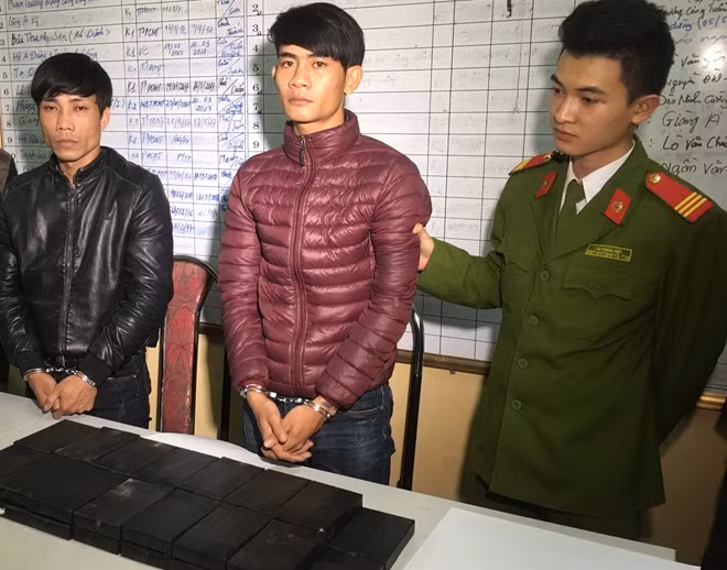 Hai đối tượng bị bắt cùng 30 bánh heroin được bọc kín trong nilon đen