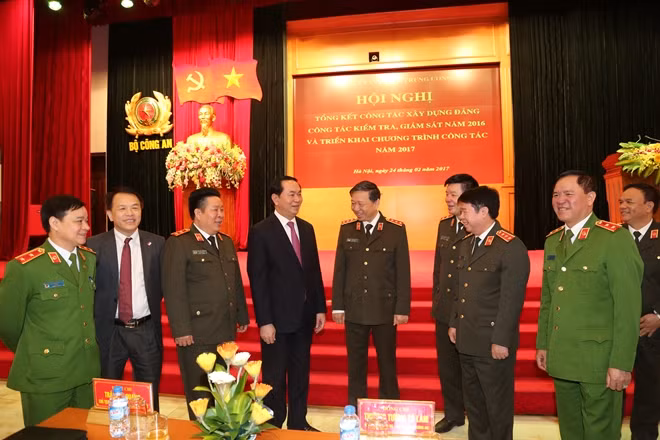 Chủ tịch nước Trần Đại Quang;　Bộ trưởng Tô Lâm cùng các đại biểu trao đổi bên lề Hội nghị