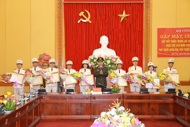 Bộ trưởng Tô Lâm tặng hoa chúc mừng các Thầy thuốc ưu tú