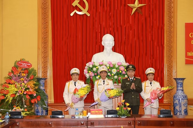 Bộ trưởng Tô Lâm tặng hoa chúc mừng 3 Thầy thuốc nhân dân