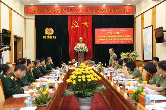 Thiếu tướng Trần Công Trường, Phó Chánh Văn phòng Bộ Công an trình bày báo cáo sơ kết kết quả công tác phối hợp quý I/2017 giữa Cơ quan Thường trực hai Bộ