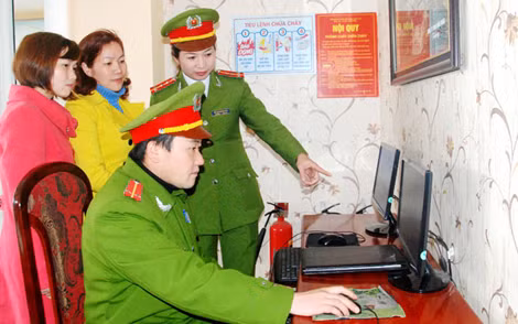 Công an huyện Sa Pa hướng dẫn nhân viên khách sạn khai báo khách lưu trú trực tiếp trên mạng internet. Công an huyện Sa Pa hướng dẫn nhân viên khách sạn khai báo khách lưu trú trực tiếp trên mạng internet.
