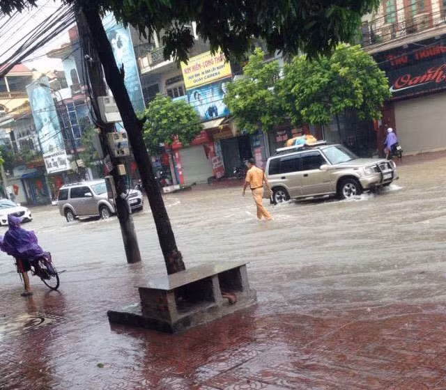 Khi mưa ngớt, đường vắng người tham gia giao thông cũng là lúc các chiến sĩ CSGT ướt sũng, những bộ trang phục CSND lấm bê bết...