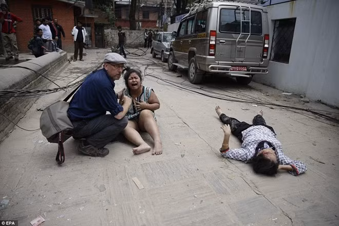 Cả thế giới bàng hoàng trước một thảm họa từ thiên nhiên dội xuống người dân Nepal. Ảnh: EPA