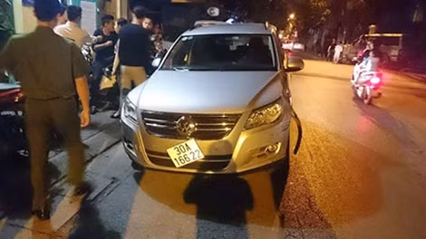 Chiếc ô tô kéo lê xe máy dưới gầm qua nhiều tuyến phố tại trụ sở Công an phường Trần Hưng Đạo.
