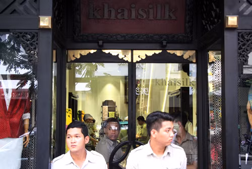 Quản lý thị trường TP HCM kiểm tra bên trong cửa hàng Khaisilk 101 Đồng Khởi.