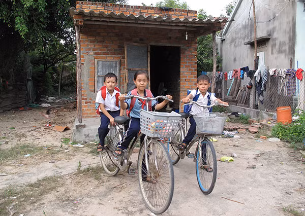 Ba chị em Trà My rời nhà đến trường học. Ba chị em Trà My rời nhà đến trường học.