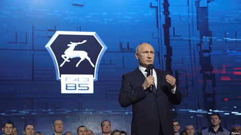 Tổng thống Vladimir Putin thông báo sẽ tái tranh cử tổng thống tại nhà máy ô tô Gorky ở Nizhny Novgorod.