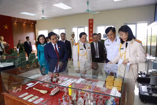 Các đại biểu tham quan Trung tâm Huấn luyện thực hành nghiệp vụ. Các đại biểu tham quan Trung tâm Huấn luyện thực hành nghiệp vụ.