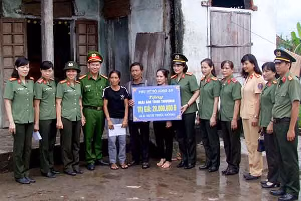 Chủ tịch Hội phụ nữ Bộ Công an trao tặng quà cho hội viên có hoàn cảnh khó khăn bị ảnh hưởng nặng nề do bão số 10 gây ra.