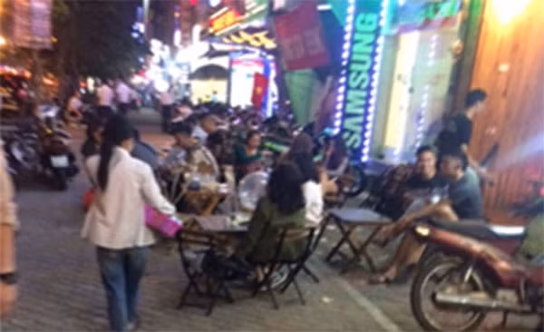 Nhiều quán ăn vỉa hè, quán cà phê trên phố Xã Đàn thuộc địa bàn phường Phương Liên dù đã được phản ánh nhưng vẫn tái phạm.