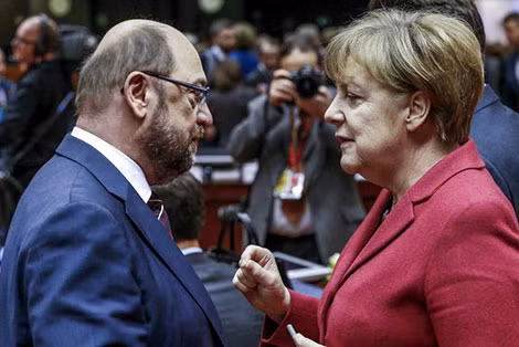 Chủ tịch SPD Martin Schulz và Thủ tướng A.Merkel. Ảnh: Newsweek.