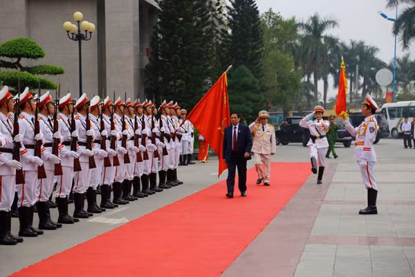 Đồng chí Phạm Minh Chính duyệt đội danh dự Công an nhân dân. Đồng chí Phạm Minh Chính duyệt đội danh dự Công an nhân dân.