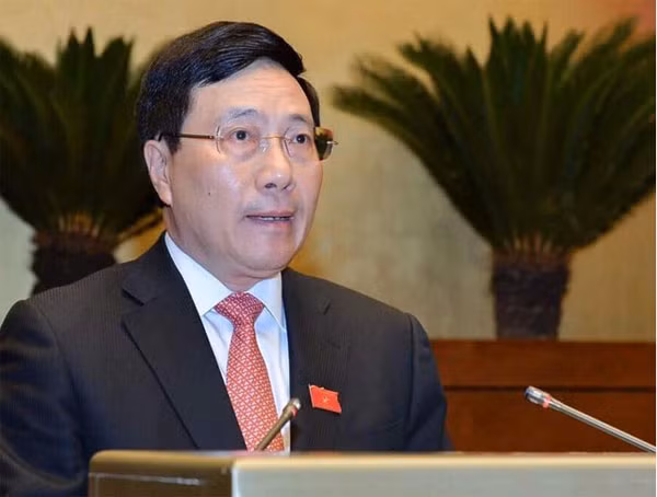 Phó Thủ tướng, Bộ trưởng Bộ Ngoại giao Phạm Bình Minh trình Dự án Luật Cơ quan đại diện sửa đổi.
