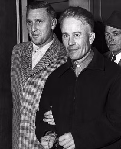 Ed Gein bị cảnh sát còng tay.