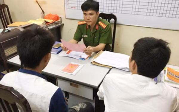 Anh Sảo mang giấy tờ liên quan chứng minh quan hệ cha con đến Công an phường Mỹ Đình 2 để được hướng dẫn làm thủ tục xin nhận lại cháu bé. Anh Sảo mang giấy tờ liên quan chứng minh quan hệ cha con đến Công an phường Mỹ Đình 2 để được hướng dẫn làm thủ tục xin nhận lại cháu bé.
