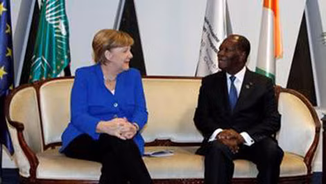 Thủ tướng Đức Angela Merkel và Tổng thống Bờ Biển Ngà Alassane Ouattara trước cuộc họp thượng đỉnh Âu - Phi ngày 29-11.