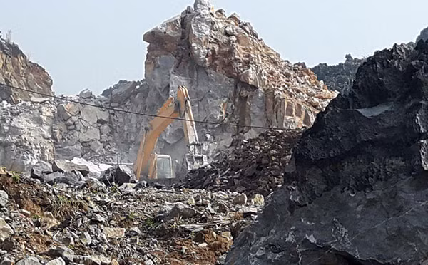 Các hoạt động nổ mìn, khai thác, vận chuyển đá trái phép diễn ra công khai tại núi Cống Đá 2.