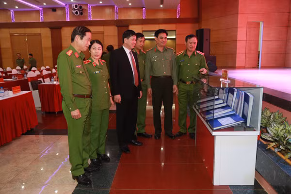 Trung tướng Trần Văn Vệ, quyền Tổng cục trưởng Tổng cục Cảnh cùng các đại biểu thăm quan điểm trưng bày hiện vật của Ban chuyên án. Trung tướng Trần Văn Vệ, quyền Tổng cục trưởng Tổng cục Cảnh cùng các đại biểu thăm quan điểm trưng bày hiện vật của Ban chuyên án.