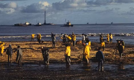 Công nhân thu dọn dầu tràn ở Santa Barbara năm 1969. Công nhân thu dọn dầu tràn ở Santa Barbara năm 1969.
