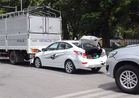 Các xe ôtô đâm nhau liên hoàn.