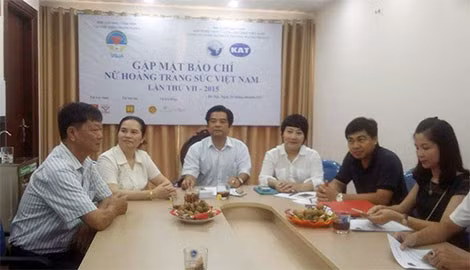 Các thành viên trong Ban tổ chức cuộc thi Nữ hoàng trang sức Việt Nam 2015.