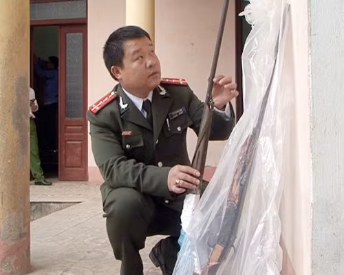 Kiểm tra khẩu súng săn của Hà Văn Toàn trong vụ án.