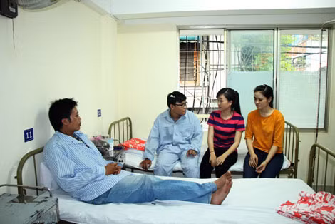 Hai phóng viên bị hành hung đang được điều trị tại bệnh viện.