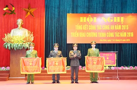 Thứ trưởng Trần Việt Tân trao Cờ thi đua xuất sắc của Bộ Công an cho các tập thể có thành tích xuất sắc.