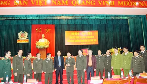 Thứ trưởng Trần Việt Tân; đồng chí Nguyễn Văn Quang Phó Bí thư Tỉnh ủy, Chủ tịch UBND tỉnh Hòa Bình cùng các đại biểu tham dự Hội nghị.