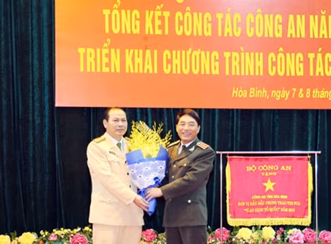 Thứ trưởng Trần Việt Tân “thưởng nóng” tổ công tác Phòng CSGT Công an tỉnh Hòa Bình.
