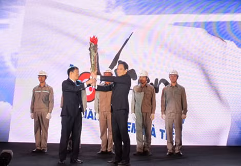 Công ty Xi măng Vicem Hà Tiên trao ngọn đuốc truyền thống cho Công ty Xi măng Vicem Hải Phòng.