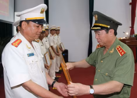 Thứ trưởng Bùi Văn Nam tặng Bằng khen của Bộ Công an cho các tập thể, cá nhân tiêu biểu.