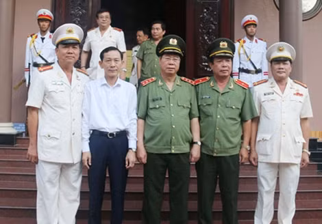 Thứ trưởng Bùi Văn Nam cùng lãnh đạo UBND TP.Cần Thơ và các đại biểu tham dự hội nghị.