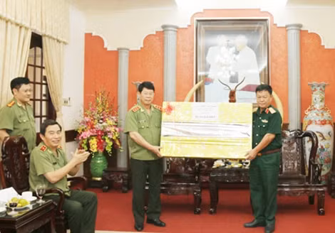 Thứ trưởng Bùi Văn Nam tặng quà Bộ Tư lệnh Quân khu 9.