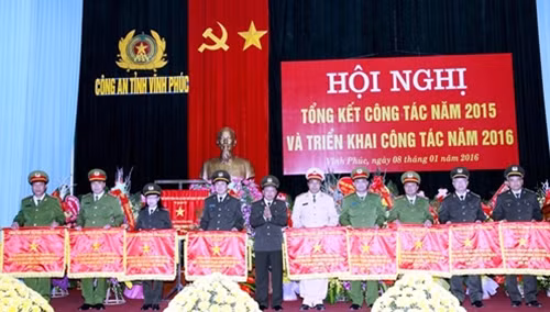 Trung tướng Trần Anh Dũng trao Cờ thi đua của Bộ Công an cho các đơn vị có thành tích xuất sắc.